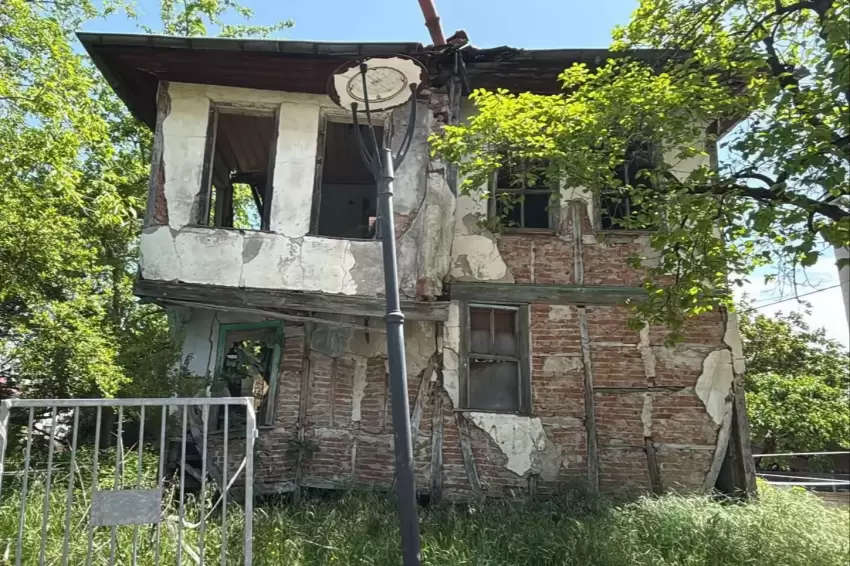 Gölcükte riskli metruklarda yıkıma devam