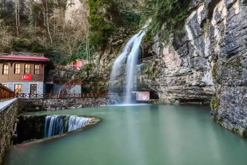 Trabzonun turizm merkezleri ziyaretçi akınına uğruyor