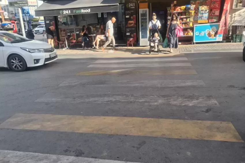 Keşanda silinen yaya geçidi çizgileri tehlike saçıyor