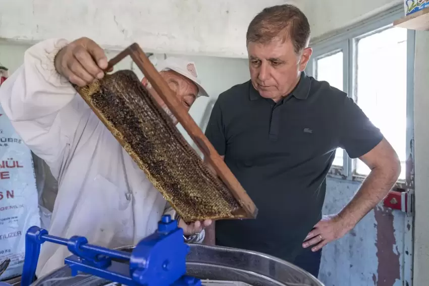 İzmirde Başkan Tugay üreticiyle bal sağdı