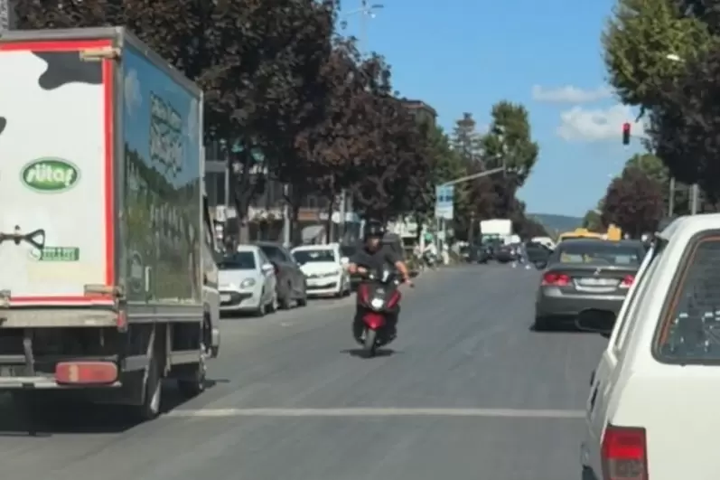 Düzcede Kuyumcuzade Bulvarında tehlikeli yolculuk kamerada