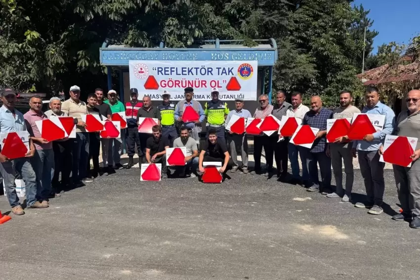 Amasyada traktör sürücülerine reflektör uyarısı
