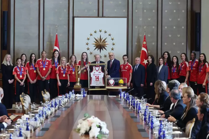 Cumhurbaşkanı Erdoğan, şampiyon voleybolcuları kabul etti