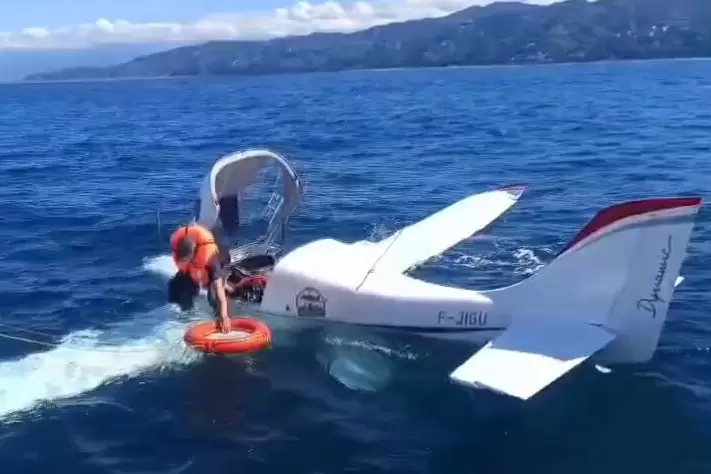 Batumdan havalanan uçak Rizede denize acil iniş yaptı 2 kişi kurtarıldı