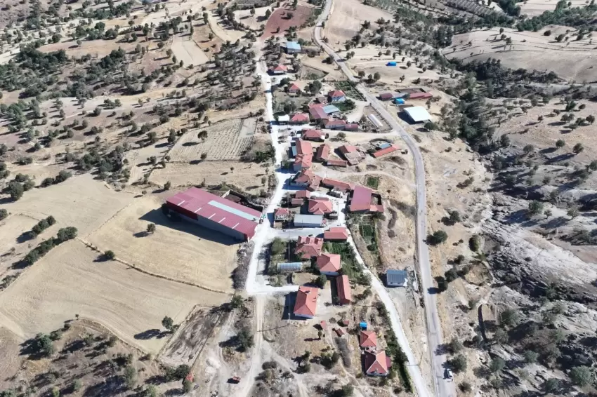 Selendi Gölbaşında yollar ilk kez parke taşına kavuşuyor