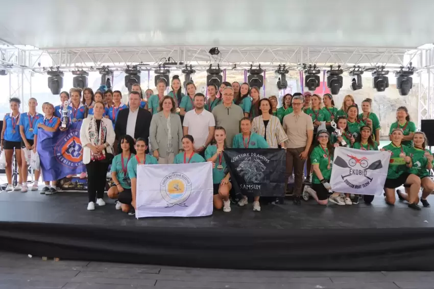 Rumkalede Dragon Bot Şampiyonları kupalarına kavuştu
