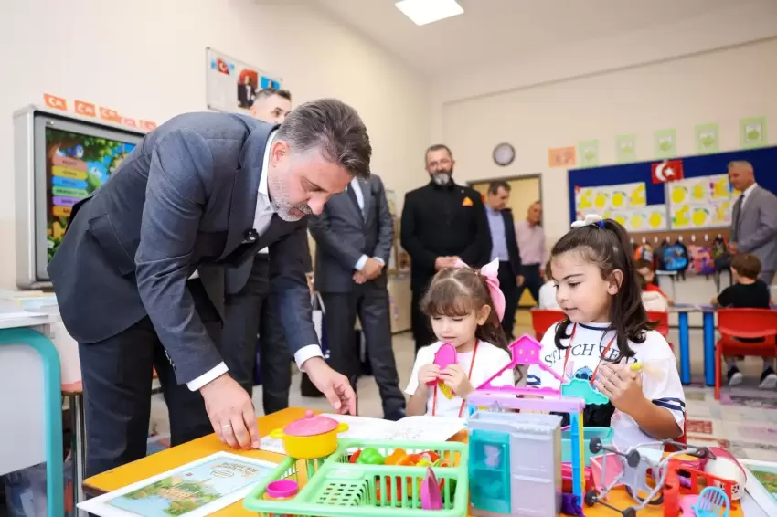 Bursada Başkan Vekili Biba, öğrencilerin ilk ders heyecanına ortak oldu