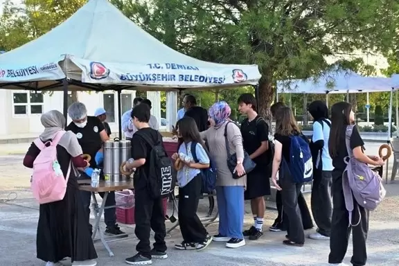 Denizlide okul yolunda öğrencilere sıcak sürpriz