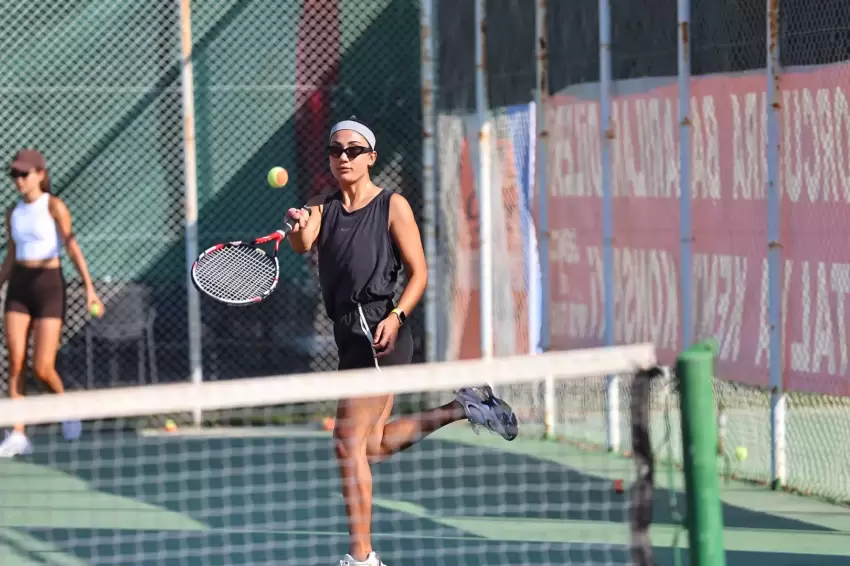 Antalyada ücretsiz tenis kurslarıyla spor herkese ulaşıyor