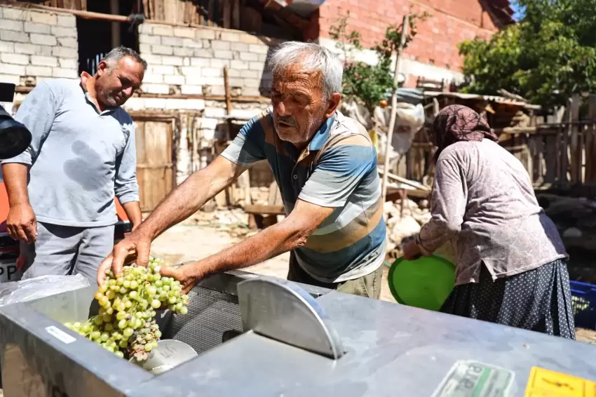 Antalyada üzüm üreticilerine makine desteği