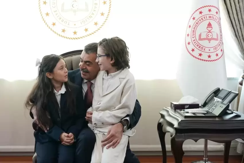 Cumhurbaşkanı Erdoğan ile şarkı söylemişlerdi... Bakan Tekin o çocukları ağırladı