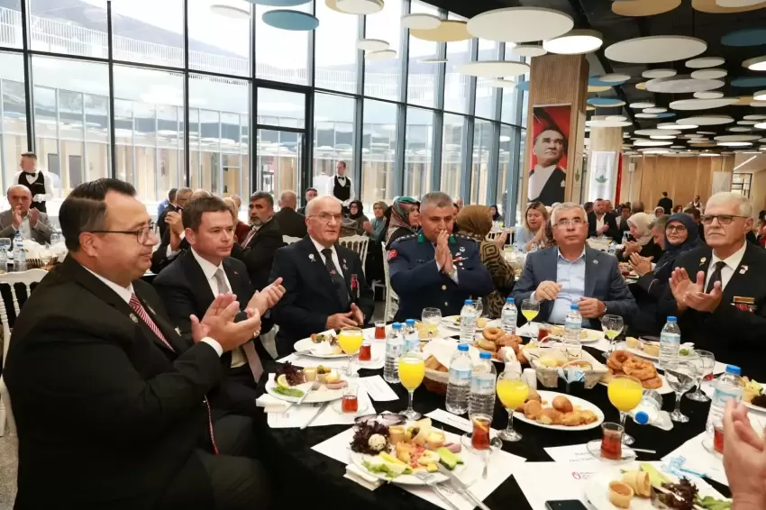 Bursa Osmangazide gaziler aynı sofrada