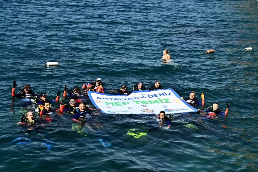 Antalyada gönüllü dalgıçlardan Muratpaşada deniz dibi temizliği