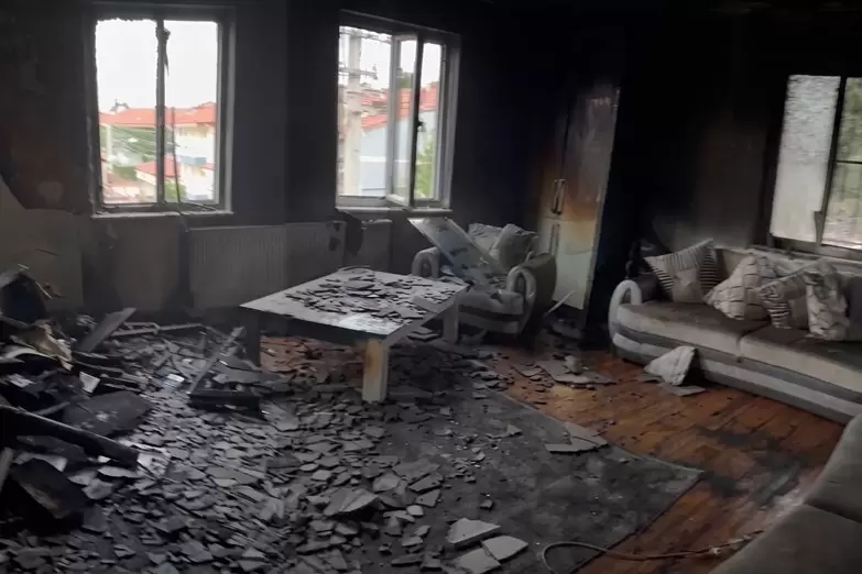 Yangında eşyaları kül olan aileye Sevgi Eli sahip çıktı