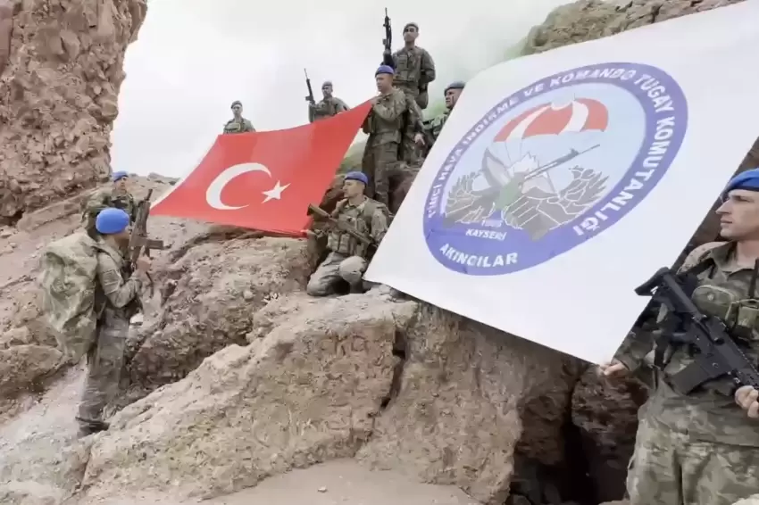 Kahraman komandolar Erciyeste... Somalili askeri personelle keşif tırmanışı