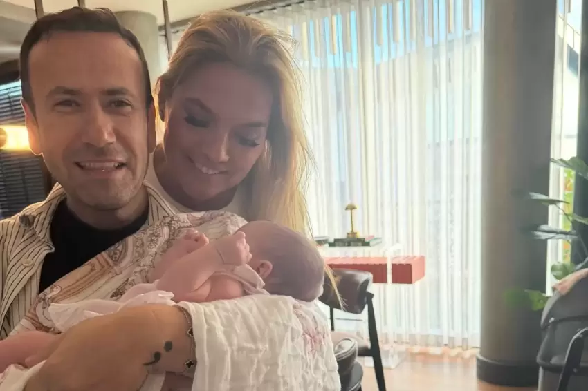 Demet Akalın ve Özgür Arastan Mihre bebek ziyareti