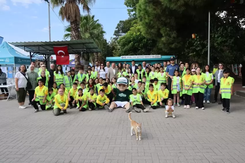 Gönüllüler Körfezde 1 ton atık topladı