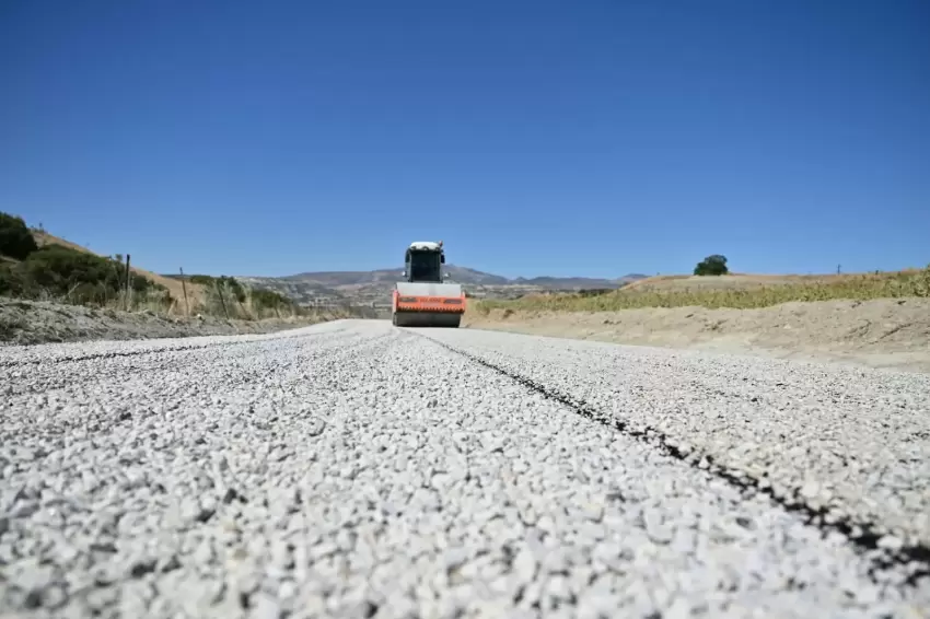 Manisa Selendide 26 yıllık yola ilk asfalt