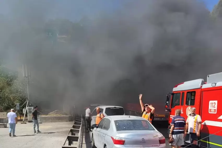 Bayraklı Tünellerindeki tır yangını kısa sürede söndürüldü