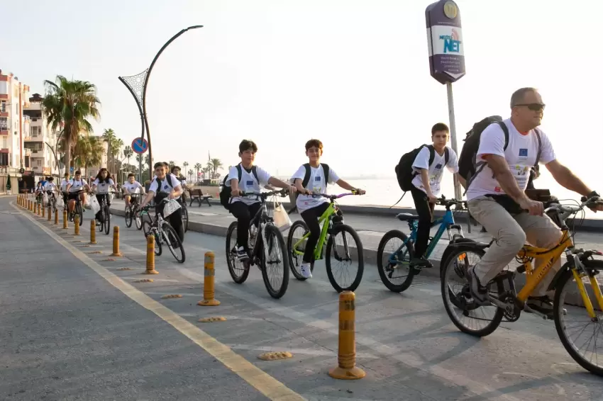 Mersinde öğrenciler bisikletle okula pedal çevirdi