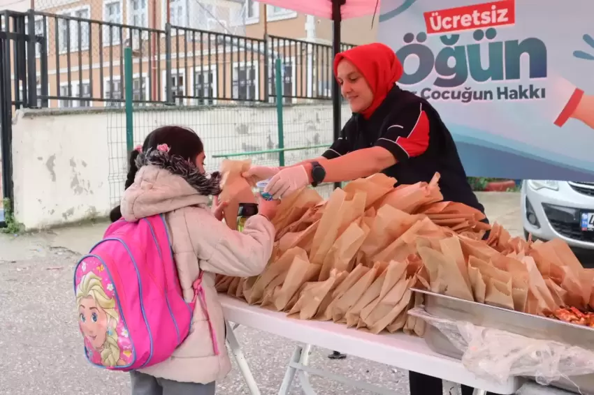 İzmit Belediyesinden öğrencilere pizza ve ayran ikramı