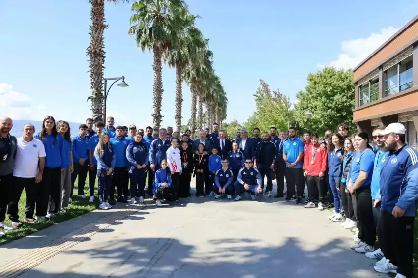 Kocaelide Başkan Büyükakın başarılı sporcularla buluştu