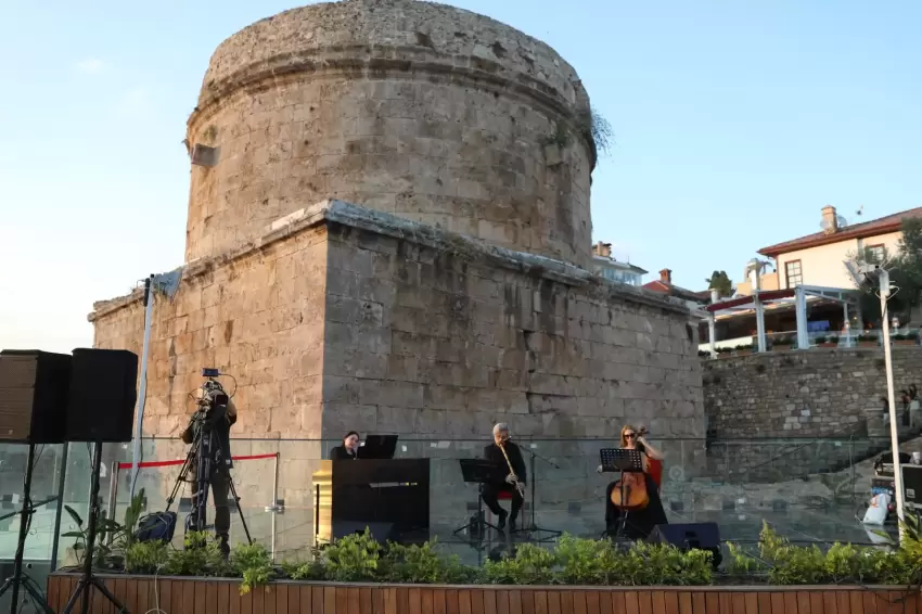Hıdırlık Kulesinde Akdeniz manzarasına müzik eşlik etti