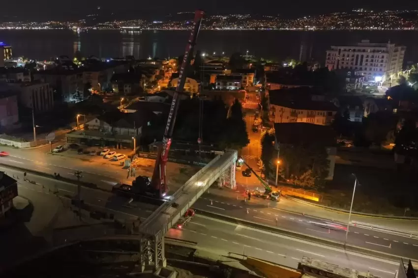 Kocaelide 80 tonluk tabliyeye tek seferde montaj