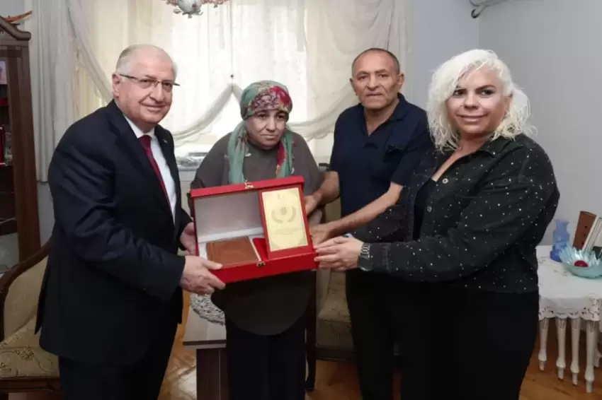Bakan Güler, şehit Er Alaattin Buluçun ailesini ziyaret etti