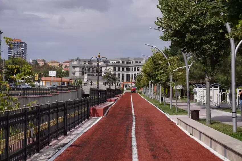 Keçiörenin parklarında yürüyüş yolları yenileniyor