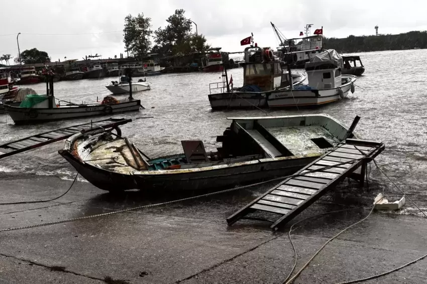 Düzce Akçakocada fırtına 14 tekneye zarar verdi