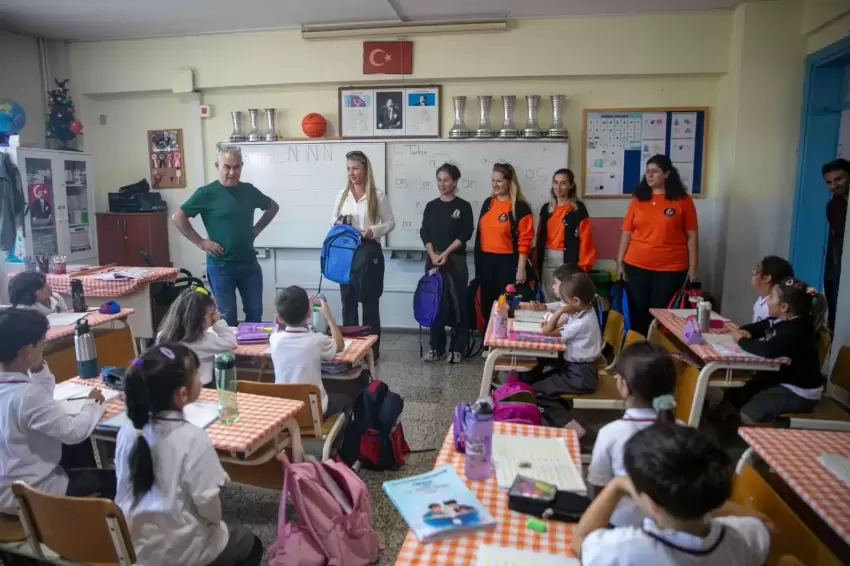 İzmir Güzelbahçede öğrencilere kırtasiye desteği