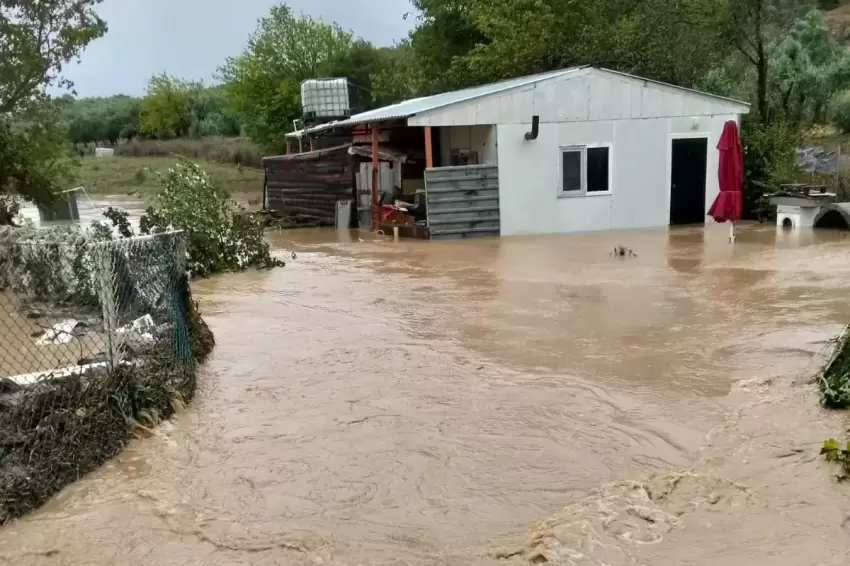 Mudanya Yalıçiftlikte ev sular altında kaldı... Mahsur kalan adını MAK kurtardı