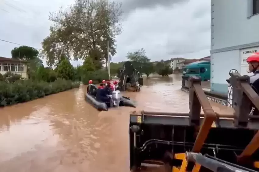 Karasuda selde mahsur kalan 4 kişi kurtarıldı