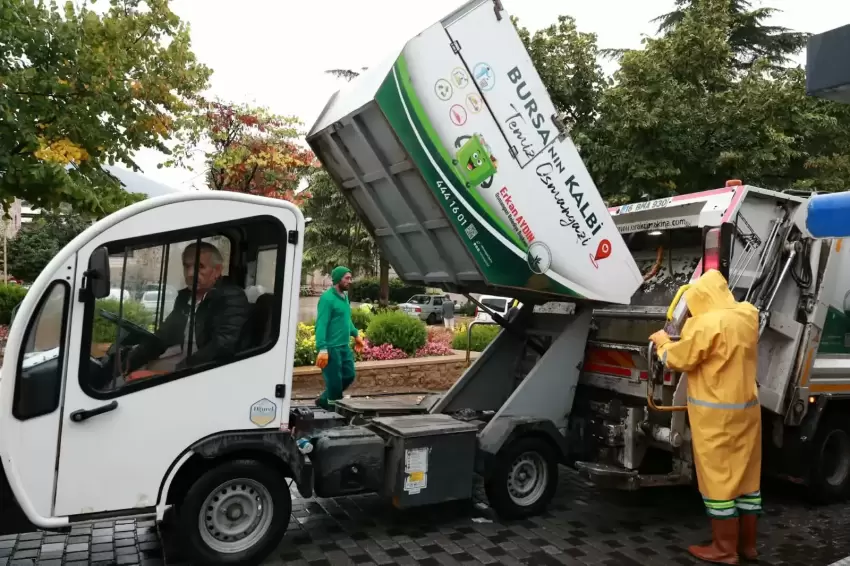 Bursa Osmangazide yağmur çamur demeden günde 1100 ton atık toplanıyor