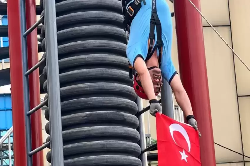 Gaziantepli itfaiyecilerden yüksek irtifa gösterisi