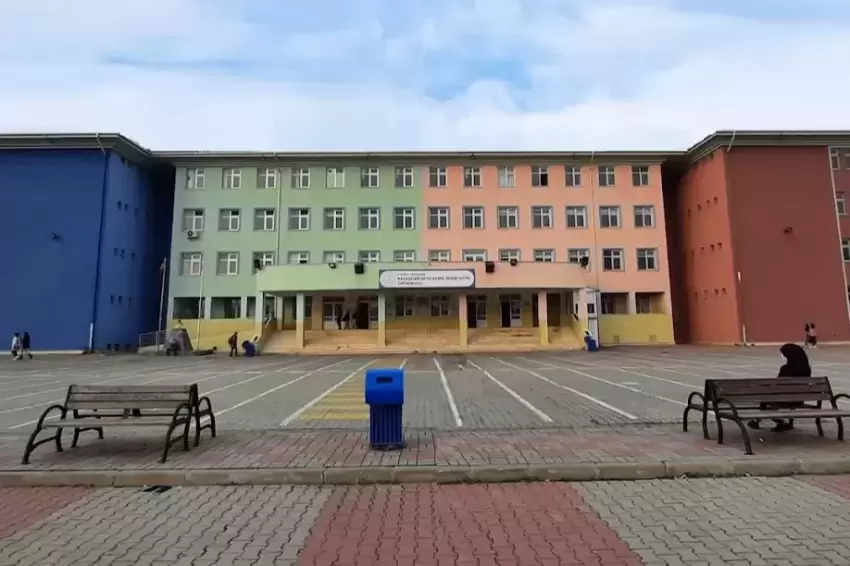 Başakşehirde ortaokulda kavga: 8 öğrenci yaralı