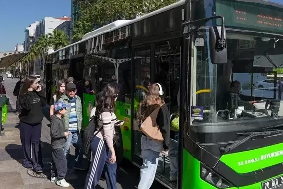 Denizlide öğrencilere ulaşım desteği sürüyor