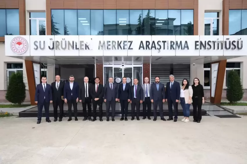 Trabzonda Başkan Gençten Su Ürünleri Araştırma Enstitüsüne ziyaret