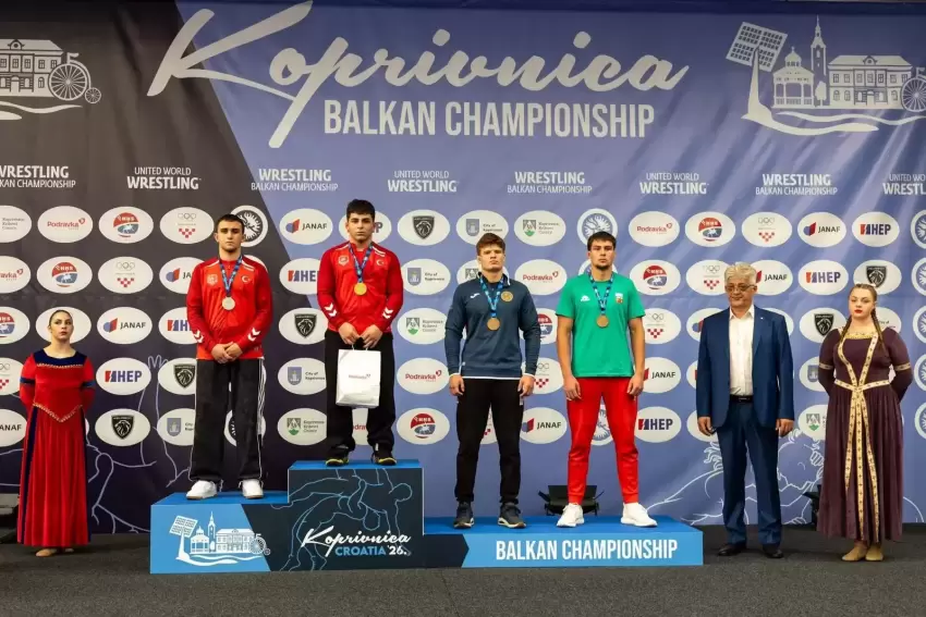 Bursa Yıldırımlı güreşçiler Balkan Şampiyonasından madalyalarla döndü