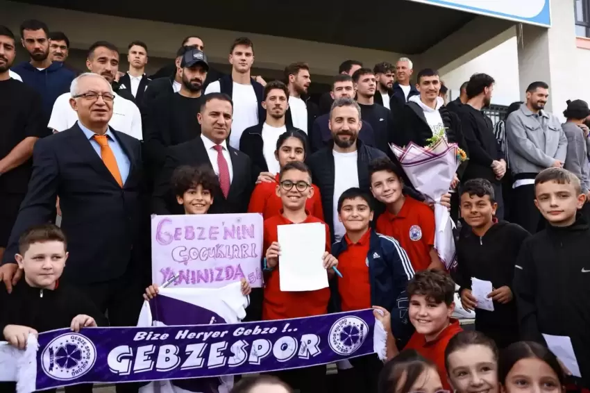 Gebzesporlu futbolcular öğrencilerin yüzünü güldürdü