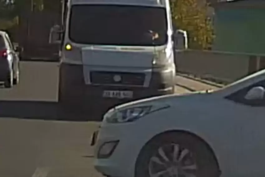 Düzcede ters yönde ilerleyen minibüs trafiği tehlikeye düşürdü