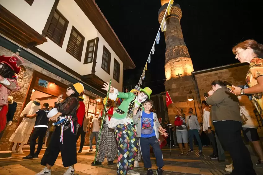 Antalyada büyüleyici kortej Kaleiçinde karnaval havası estirdi