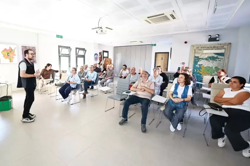Efes Selçukta zeytin üreticilerine budama eğitimi