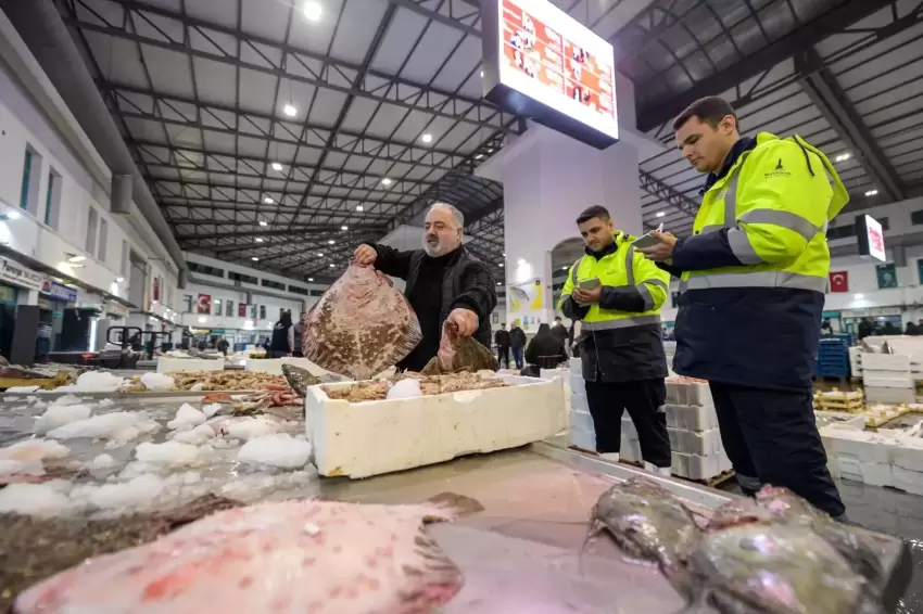 İzmirliler balık tezgâhlarına akın etti... İlk ayda işlem hacmi 9 bin tonu aştı