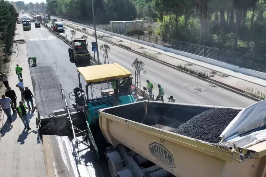 Antalyada asfalt mesaisi sürüyor