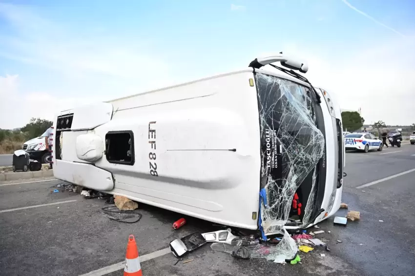 Antalya-Isparta yolunda yolcu otobüsü devrildi: 17 yaralı