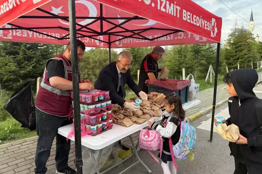 İzmitin öğrencilere desteği sürüyor