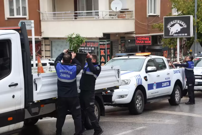 Bursa Nilüferde kaldırım ve yolları işgal eden tabelalar toplandı