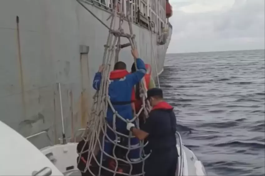 Kaş açıklarında yaralanan gemi mürettebatı Sahil Güvenlik tarafından kurtarıldı